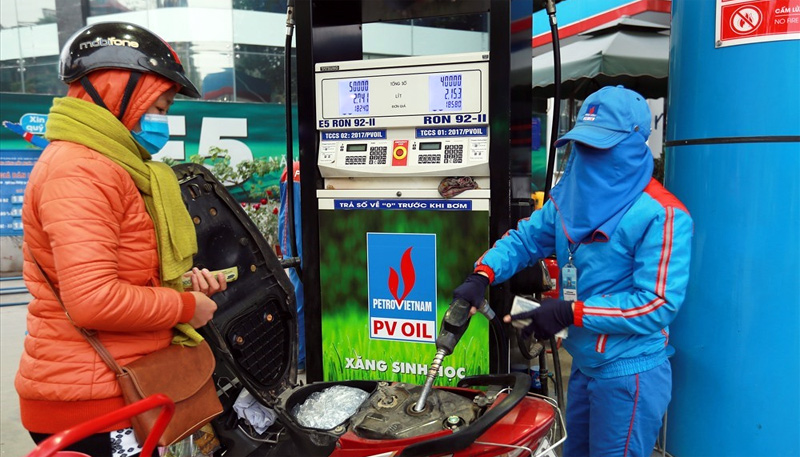 Bơm xăng E5 chạy xe tiền tỷ: Vẫn còn lăn tăn lắm