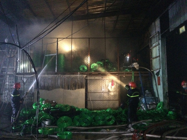 Hơn 200 cảnh sát trắng đêm vật lộn với đám cháy kinh hoàng