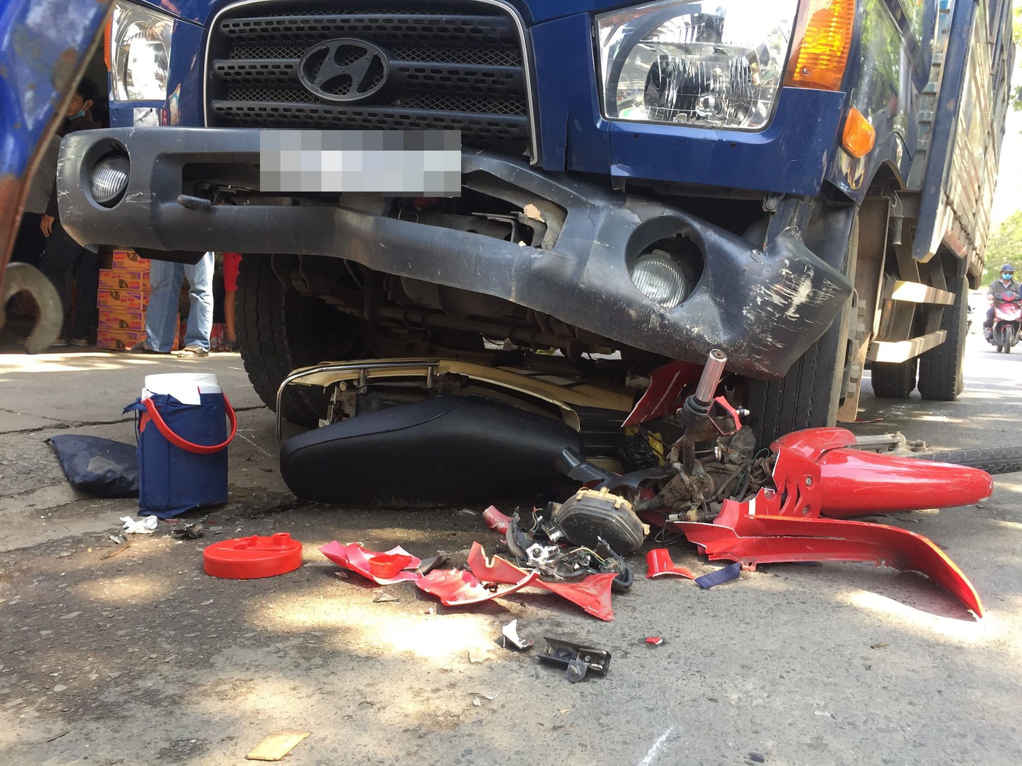 TP.HCM: Đứng mua hàng tại tiệm tạp hóa, cô gái 20 tuổi bị xe tải tông nguy kịch