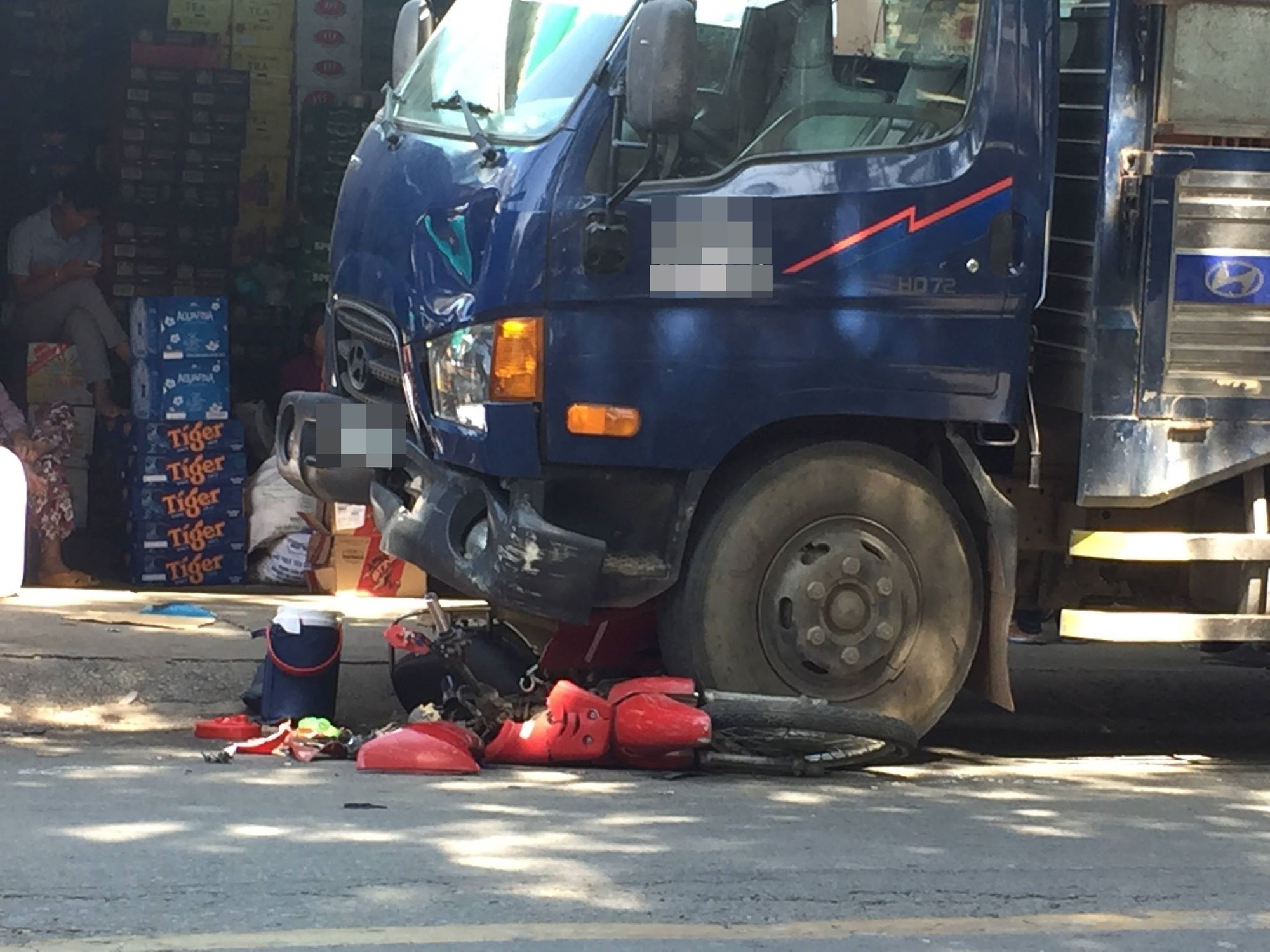 TP.HCM: Đứng mua hàng tại tiệm tạp hóa, cô gái 20 tuổi bị xe tải tông nguy kịch