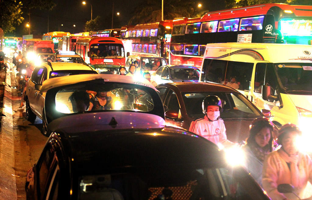 Thiếu cầu, khu Đông Sài Gòn kẹt cứng