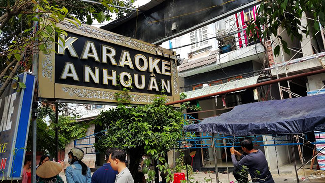 Hai nhóm thanh niên đến ca hát rồi đâm chết chủ quán karaoke