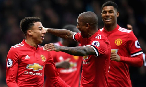 Neville thất vọng khi nhiều cầu thủ từ thời Ferguson vẫn thi đấu cho Man Utd