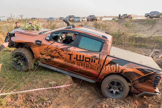 Chú rể Hà Nội rước dâu bằng dàn 50 xe thể thao địa hình