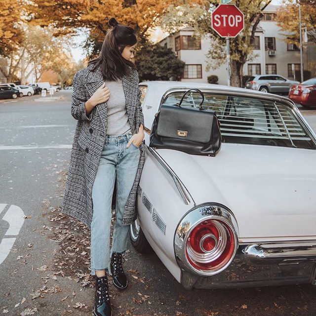 Chính xác thì đây là chiếc áo khoác dáng dài được các chị em nhiệt tình săn đón trong mùa lạnh này