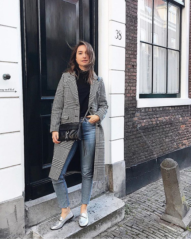 Chính xác thì đây là chiếc áo khoác dáng dài được các chị em nhiệt tình săn đón trong mùa lạnh này