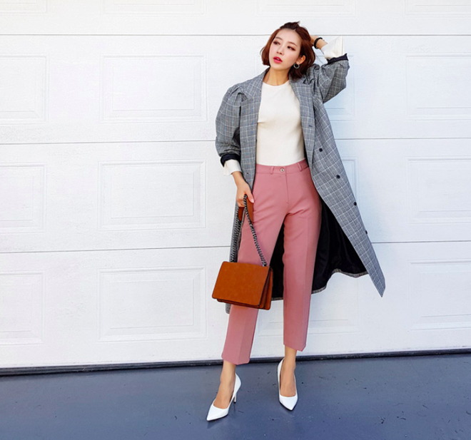 Chính xác thì đây là chiếc áo khoác dáng dài được các chị em nhiệt tình săn đón trong mùa lạnh này