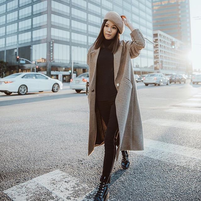 Chính xác thì đây là chiếc áo khoác dáng dài được các chị em nhiệt tình săn đón trong mùa lạnh này