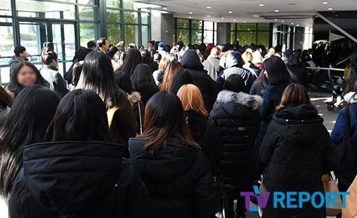 Gần 1000 người hâm mộ òa khóc khi nói lời tiễn biệt cuối cùng tại tang lễ Jonghyun (SHINee) Gần 1000 người hâm mộ òa khóc khi nói lời tiễn biệt cuối cùng tại tang lễ Jonghyun (SHINee)