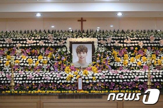 Gần 1000 người hâm mộ òa khóc khi nói lời tiễn biệt cuối cùng tại tang lễ Jonghyun (SHINee) Gần 1000 người hâm mộ òa khóc khi nói lời tiễn biệt cuối cùng tại tang lễ Jonghyun (SHINee)