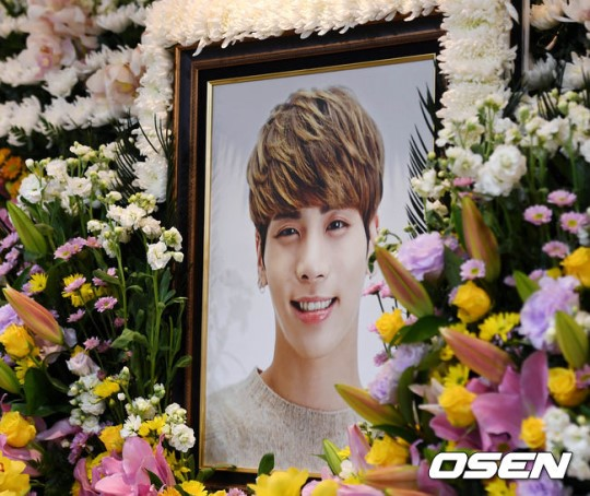 Gần 1000 người hâm mộ òa khóc khi nói lời tiễn biệt cuối cùng tại tang lễ Jonghyun (SHINee) Gần 1000 người hâm mộ òa khóc khi nói lời tiễn biệt cuối cùng tại tang lễ Jonghyun (SHINee)