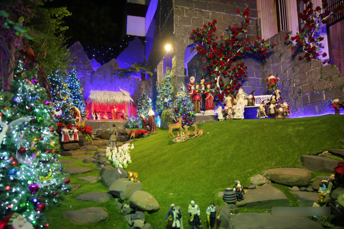 Biệt thự của Đàm Vĩnh Hưng lung linh sau trang trí Noel Biệt thự của Đàm Vĩnh Hưng lung linh sau trang trí Noel