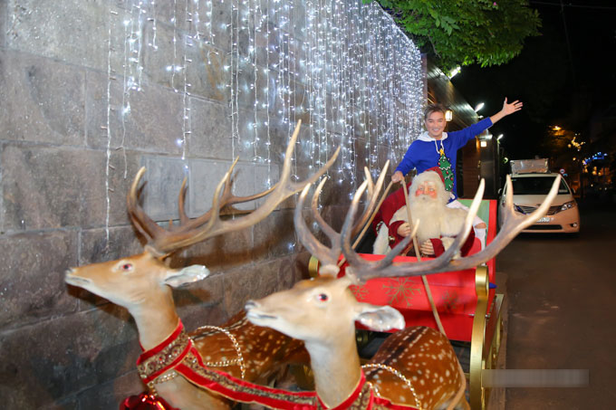 Biệt thự của Đàm Vĩnh Hưng lung linh sau trang trí Noel Biệt thự của Đàm Vĩnh Hưng lung linh sau trang trí Noel