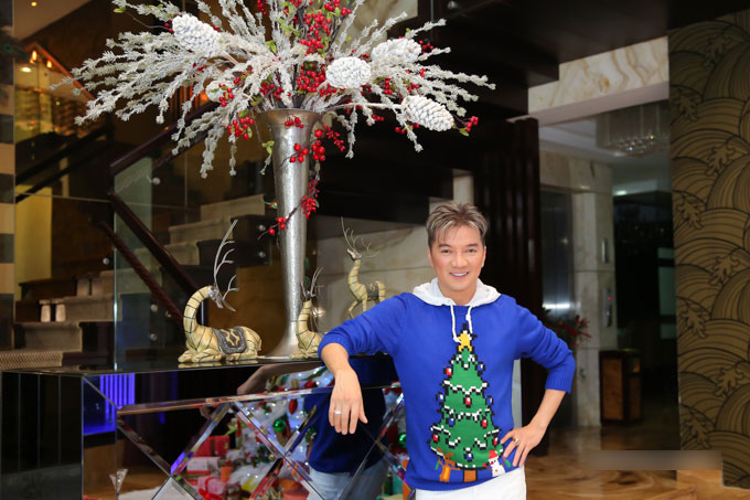 Biệt thự của Đàm Vĩnh Hưng lung linh sau trang trí Noel Biệt thự của Đàm Vĩnh Hưng lung linh sau trang trí Noel