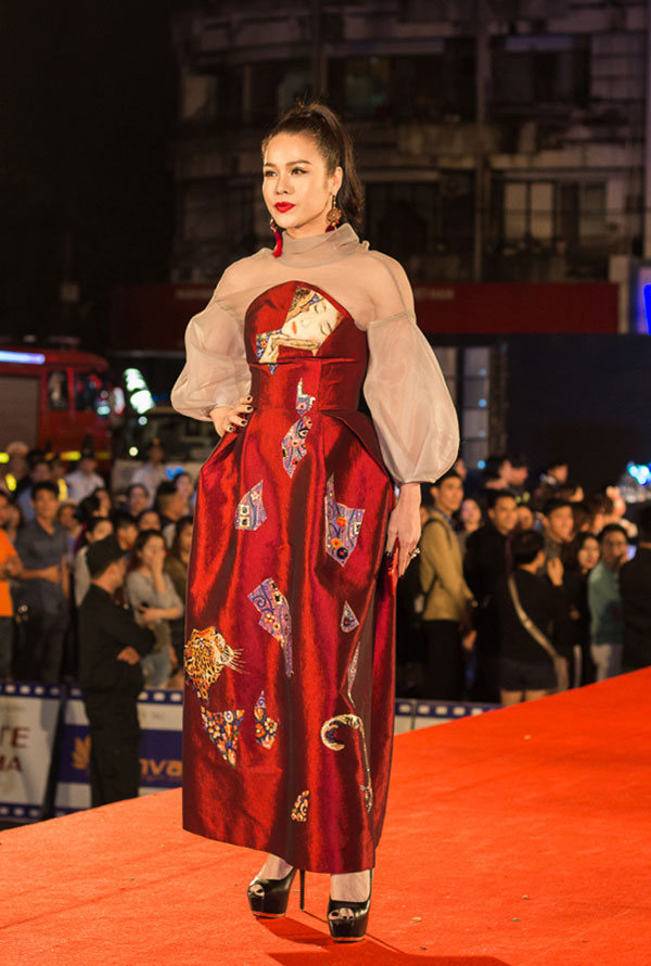 15 bộ trang phục khiến sao Việt mất điểm trong năm 2017