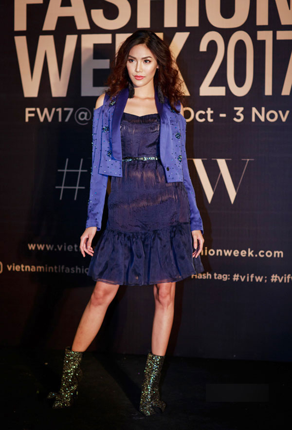 15 bộ trang phục khiến sao Việt mất điểm trong năm 2017