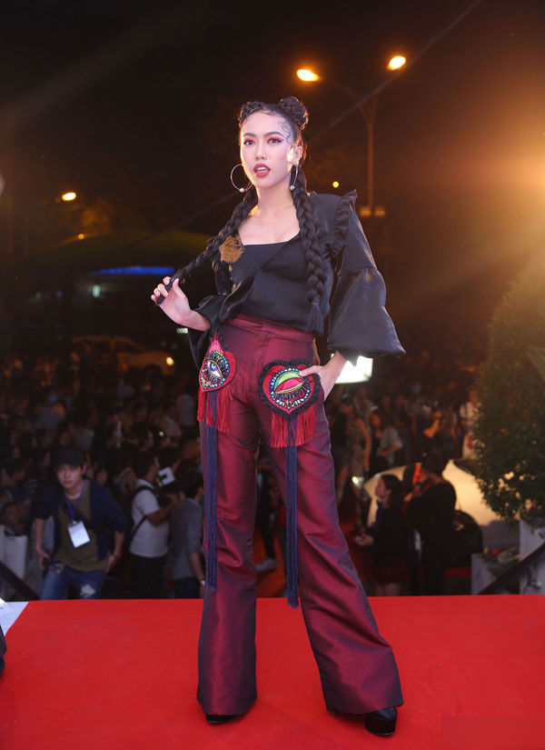 15 bộ trang phục khiến sao Việt mất điểm trong năm 2017