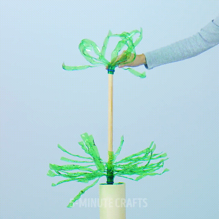 3 cách tự làm cây thông Noel mini cực đẹp tại nhà chỉ từ đồ nhựa tái chế