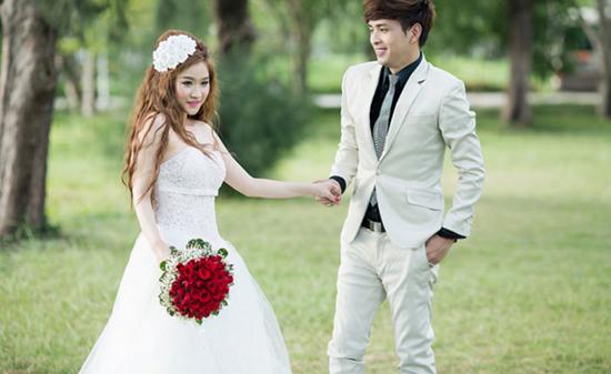 Vợ cũ Hồ Quang Hiếu tiết lộ nam ca sĩ nhiều lần ngoại tình khiến cô phải ly hôn