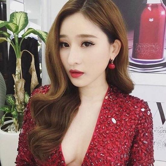 Vợ cũ Hồ Quang Hiếu tiết lộ nam ca sĩ nhiều lần ngoại tình khiến cô phải ly hôn