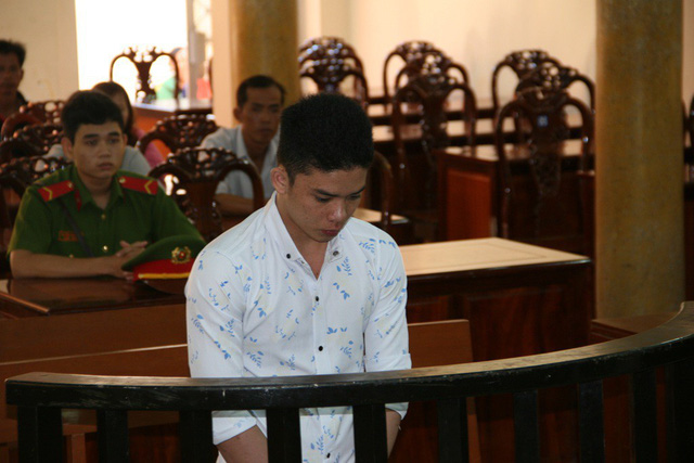 Xâm hại bé gái 13 tuổi bên cạnh ông nội ngủ say