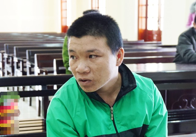 Xâm hại bé gái 13 tuổi bên cạnh ông nội ngủ say