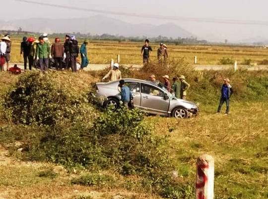 Xe tải tông nát xe 4 chỗ, 2 người thương vong