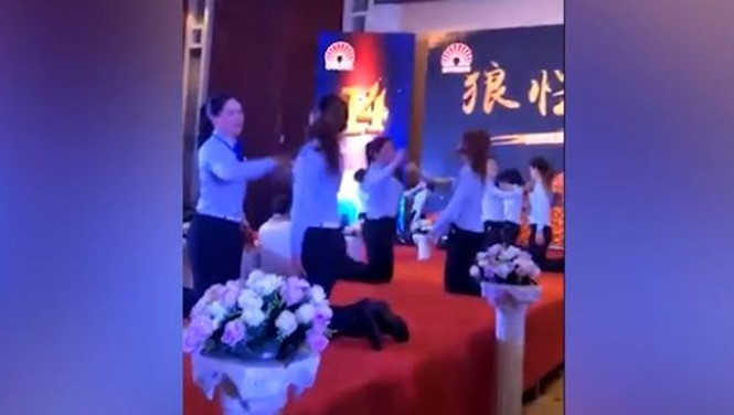 Công ty bắt hàng chục nữ nhân viên quỳ trên sân khấu tát nhau để... gắn kết