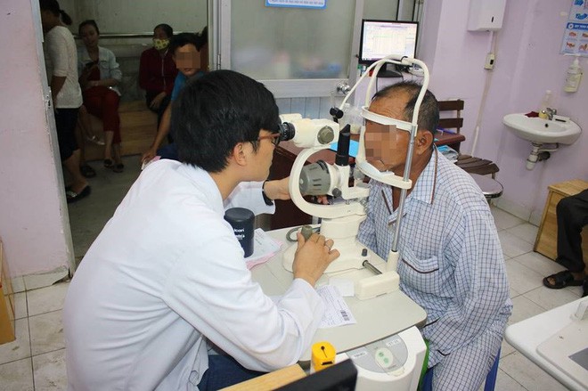 Bà vắt chanh vào mắt trị ghèn, bé trai 15 ngày tuổi bị loét giác mạc nghiêm trọng