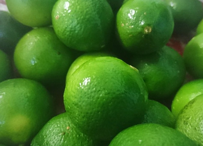 Bà vắt chanh vào mắt trị ghèn, bé trai 15 ngày tuổi bị loét giác mạc nghiêm trọng