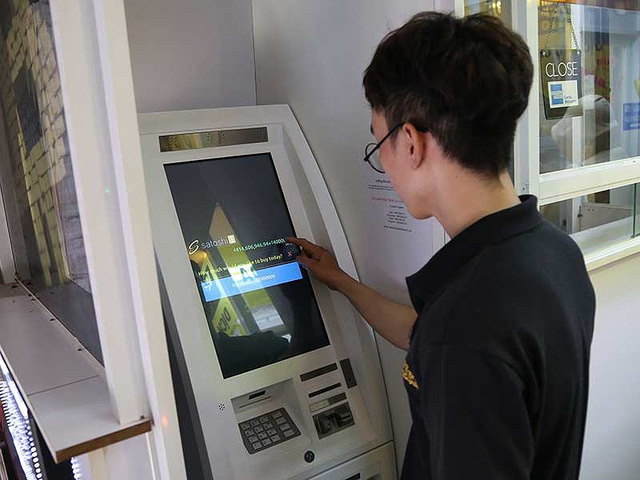 Xô đổ mọi kỷ lục, tiền ảo ra vỉa hè