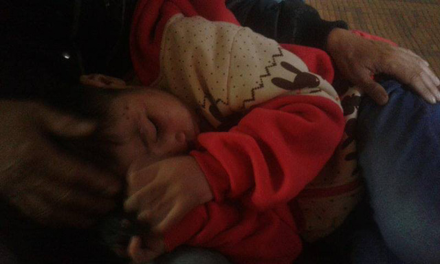 Sáng nay, bé trai bị bố đẻ và mẹ kế bạo hành dã man đã đi học trở lại