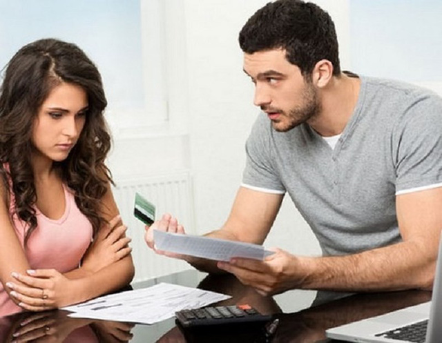 Lấy chồng giàu vẫn khổ: Chồng thu nhập trăm triệu mỗi tháng, vợ con vẫn phải nhịn ăn nhịn mặc