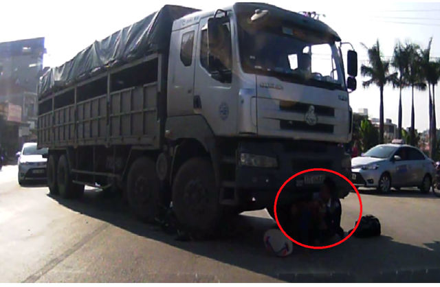 HI HỮU: Cụ bà may mắn thoát chết khi bị cuốn vào gầm xe tải