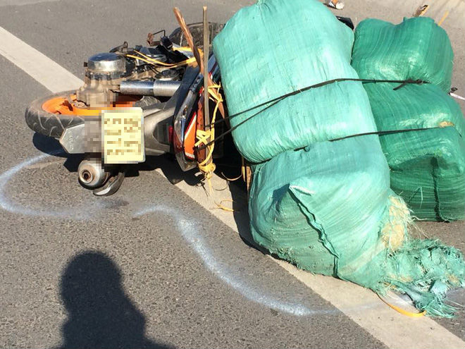 Hà Nội: Xe máy lao thẳng vào lan can đường trên cao, người đàn ông rơi xuống đất tử vong tại chỗ