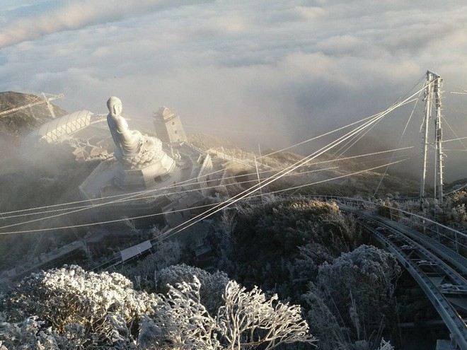 Đỉnh Fansipan trắng xóa băng tuyết khi nhiệt độ trong đêm giảm xuống -7 độ C