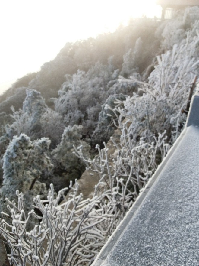 Đỉnh Fansipan trắng xóa băng tuyết khi nhiệt độ trong đêm giảm xuống -7 độ C