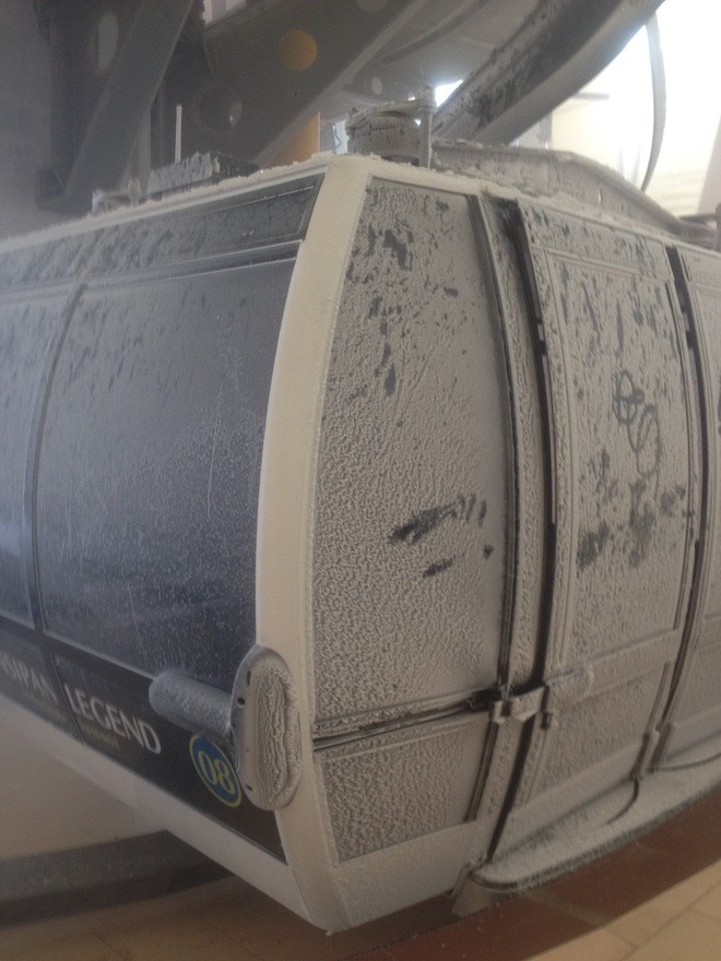 Đỉnh Fansipan trắng xóa băng tuyết khi nhiệt độ trong đêm giảm xuống -7 độ C