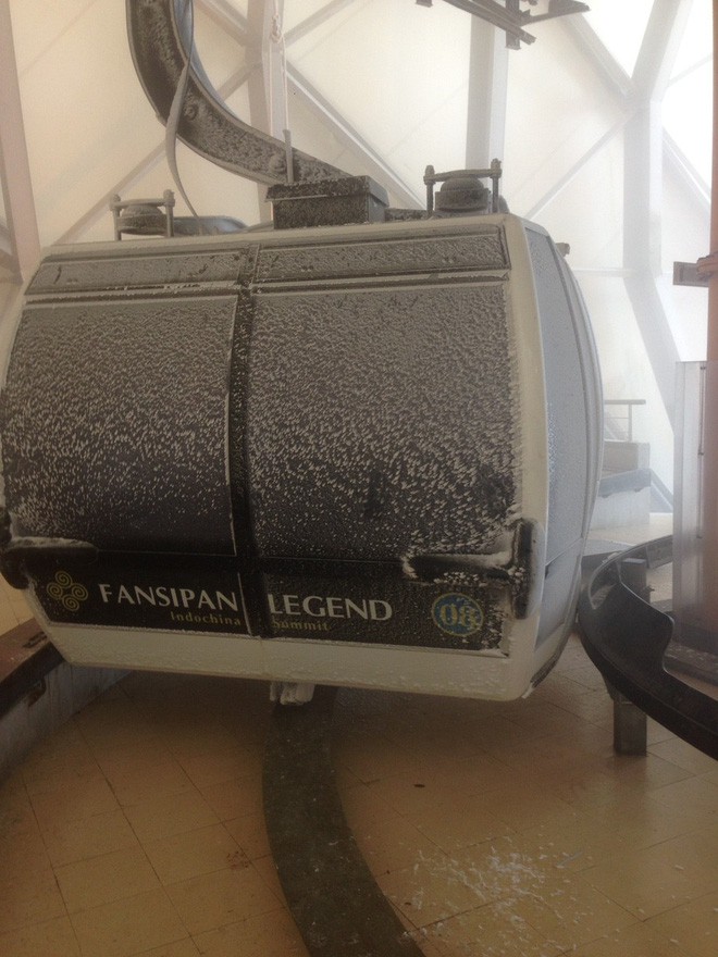 Đỉnh Fansipan trắng xóa băng tuyết khi nhiệt độ trong đêm giảm xuống -7 độ C