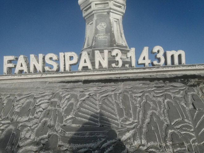 Đỉnh Fansipan trắng xóa băng tuyết khi nhiệt độ trong đêm giảm xuống -7 độ C