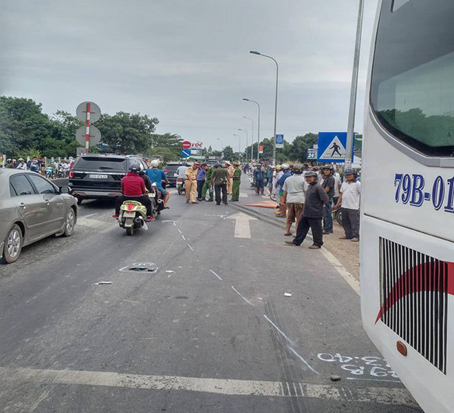 Xe giường nằm sang đường tông chết 2 người đi xe máy