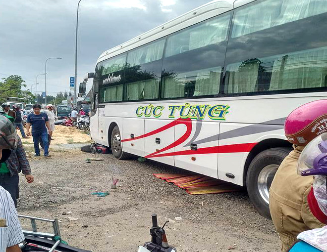 Xe giường nằm sang đường tông chết 2 người đi xe máy