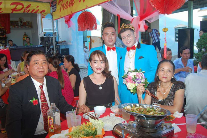 Cặp đôi đồng tính nam gây xôn xao với đám cưới hạnh phúc sau 6 năm hẹn hò Cặp đôi đồng tính nam gây xôn xao với đám cưới hạnh phúc sau 6 năm hẹn hò