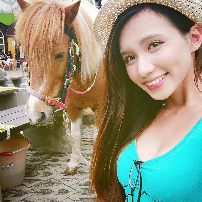 Ngắm không rời mắt hot girl chân dài mét mốt