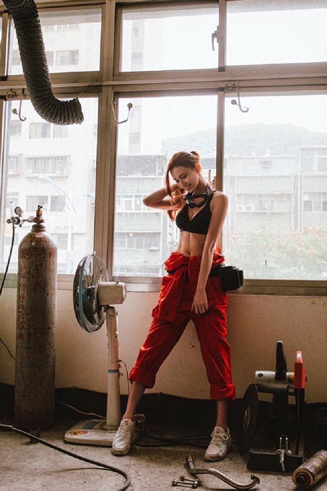 Ngắm không rời mắt hot girl chân dài mét mốt