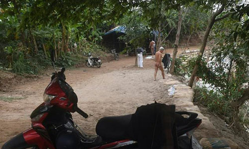 Bãi tắm tiên sông Hồng lên báo nước ngoài