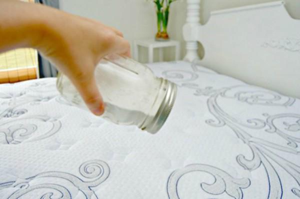 Nhiều chị em hay rắc bột baking soda lên chăn đệm, hóa ra đây là lý do không ngờ Nhiều chị em hay rắc bột baking soda lên chăn đệm, hóa ra đây là lý do không ngờ