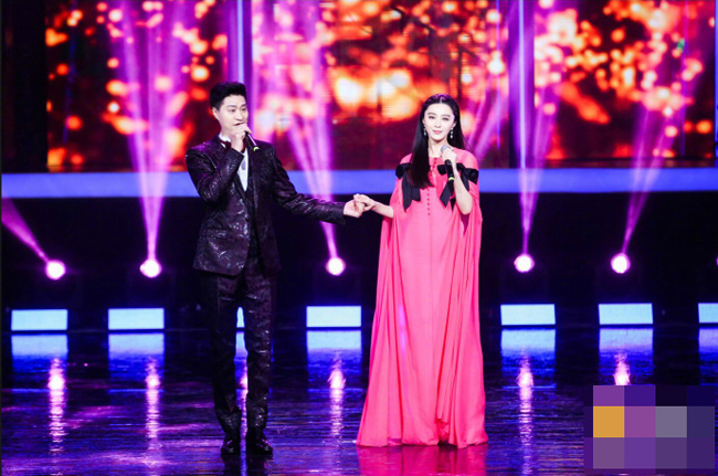 Fan tranh cãi vì gương mặt trẻ quên tuổi của bố Phạm Băng Băng