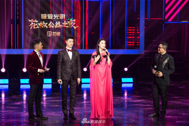 Fan tranh cãi vì gương mặt trẻ quên tuổi của bố Phạm Băng Băng