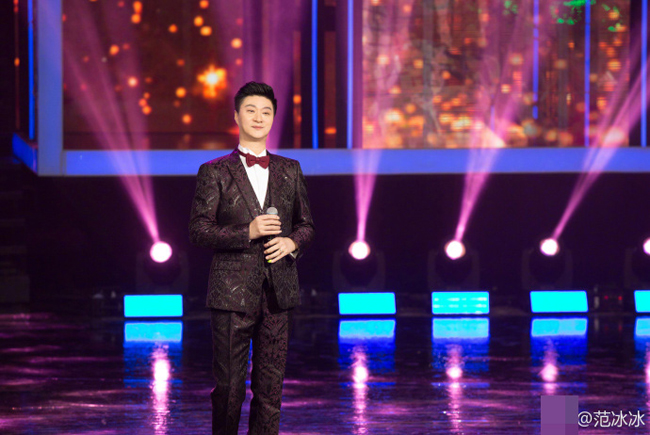 Fan tranh cãi vì gương mặt trẻ quên tuổi của bố Phạm Băng Băng